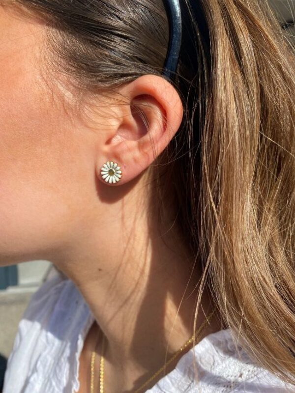 Georg Jensen “Daisy Earstud" i forgylt sølv med hvite emaljerte blomster