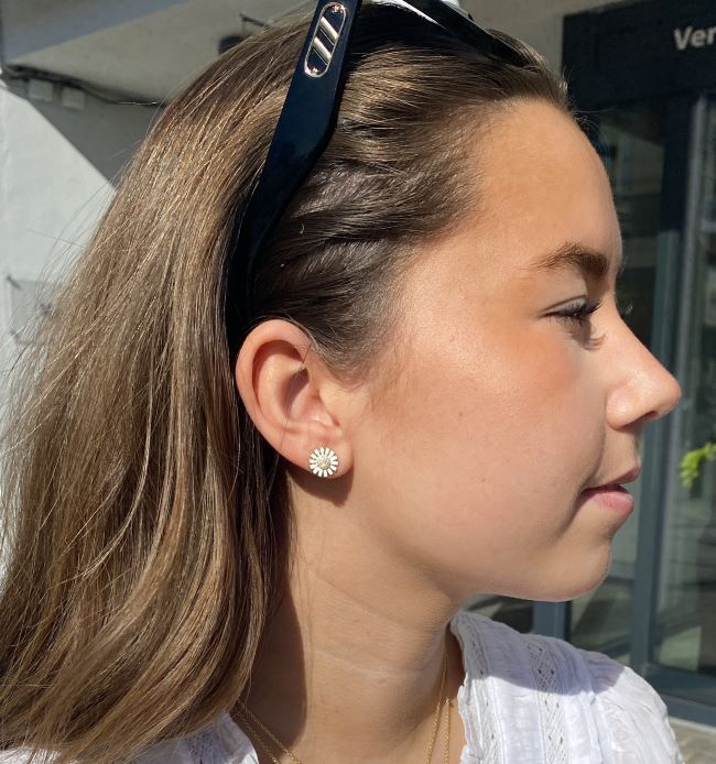Georg Jensen “Daisy Earstud" i forgylt sølv med hvite emaljerte blomster og diamanter