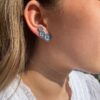 Georg Jensen “Daisy ørepynt" i rhodinert sølv med 3 blå emaljerte blomster