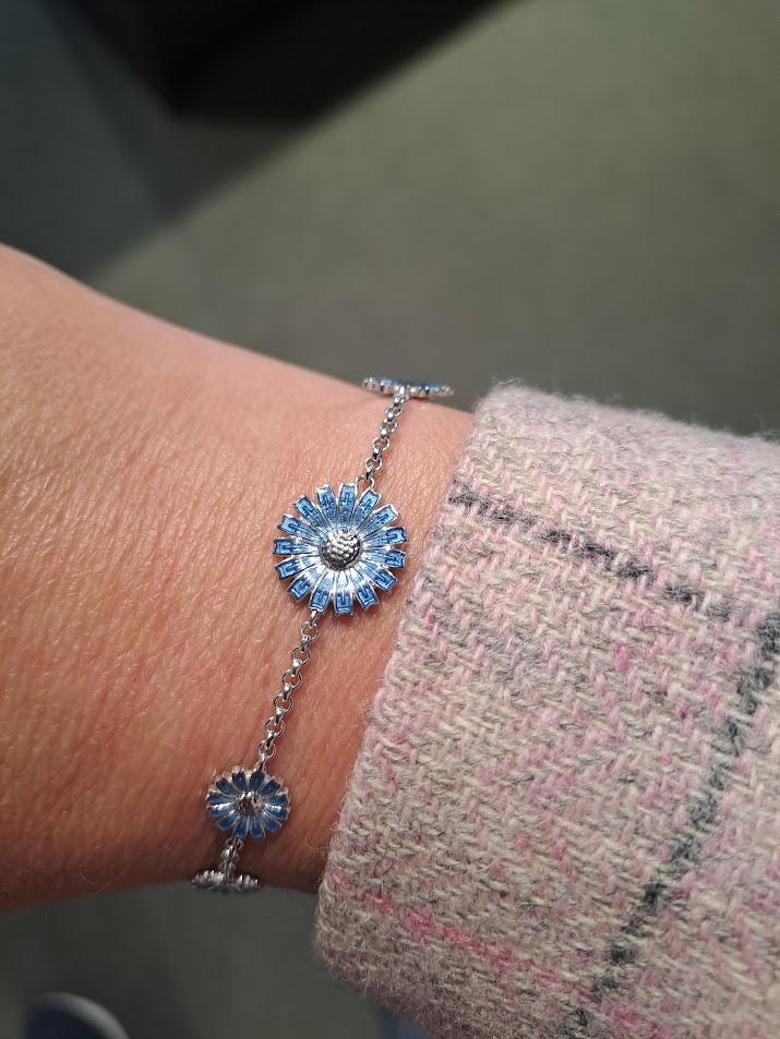 Georg Jensen “Daisy armbånd" i sølv med blå emaljerte blomster