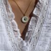 Georg Jensen “Daisy kjede" i forgylt sølv med hvit emaljert blomst