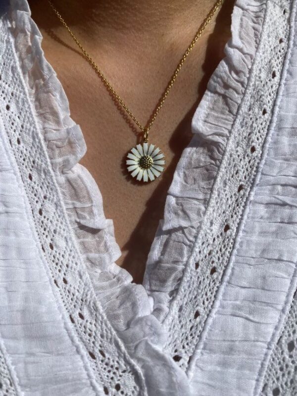 Georg Jensen “Daisy kjede" i forgylt sølv med hvit emaljert blomst