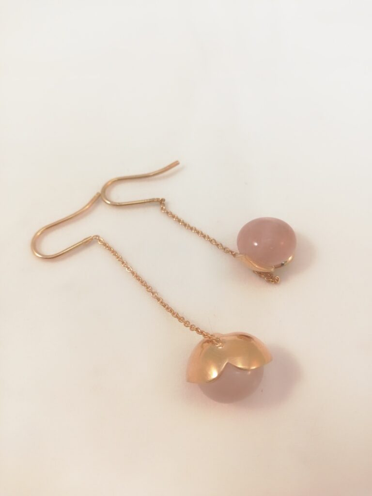 Noën «Dolce large hanger» ørepynt i roséforgylt sølv med rosenkvarts