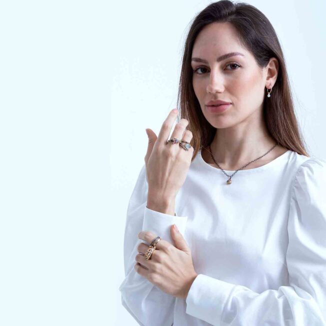 By Birdie "Elisabeth Cabochon" ring i sølv med gult gull detaljer og stener