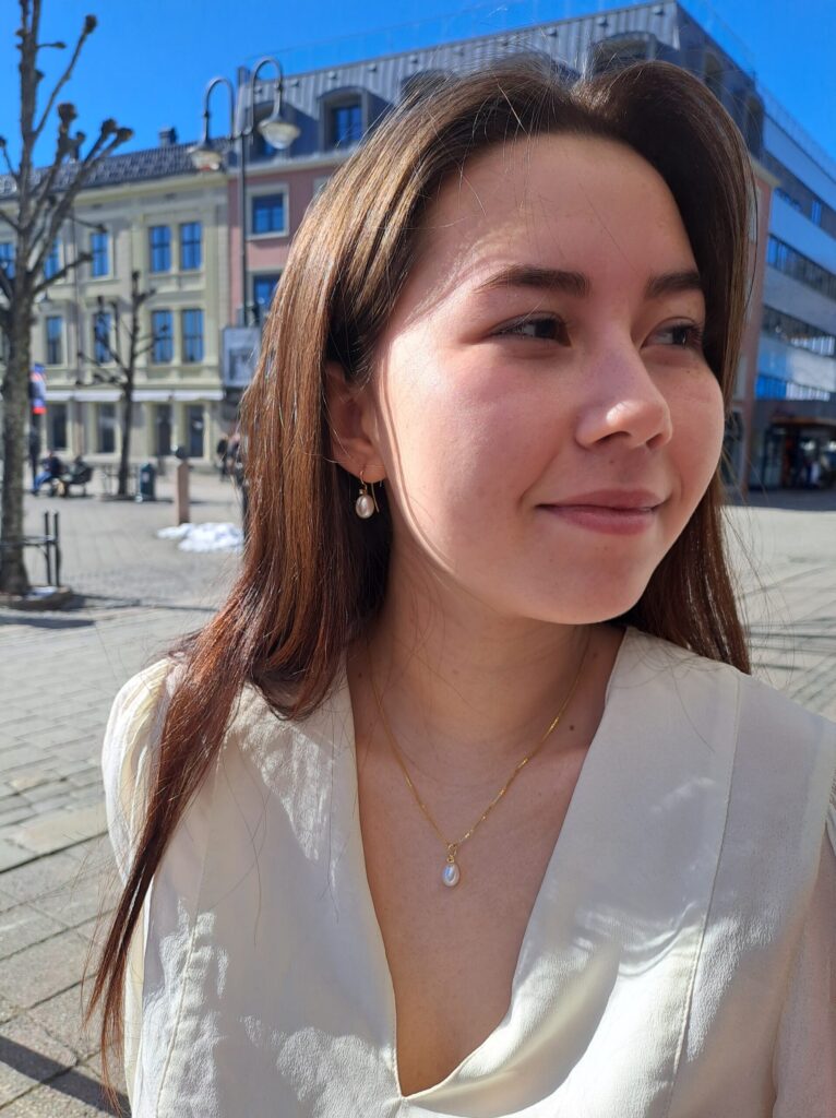 Susanne Friis Bjørner gult gull anheng med perle og diamant
