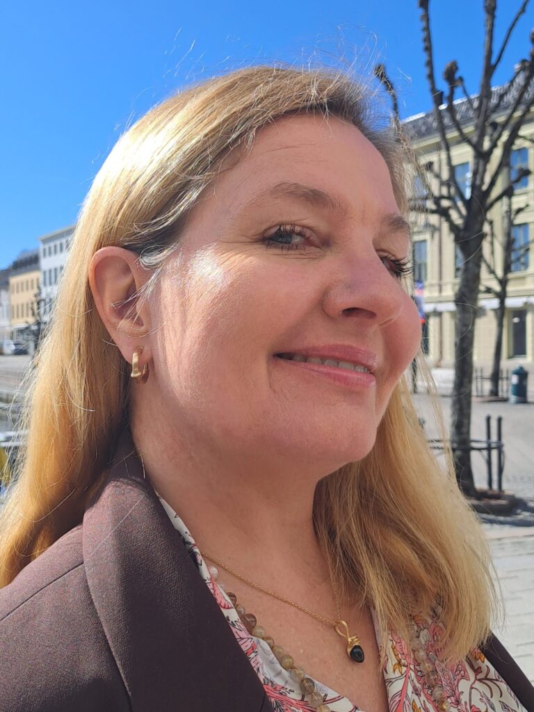 OLE LYNGGAARD COPENHAGEN  Design kjede i gult gull til anheng mellom