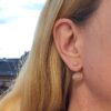 OLE LYNGGAARD COPENHAGEN Lotus ørepynt i gult gull med blush månesten