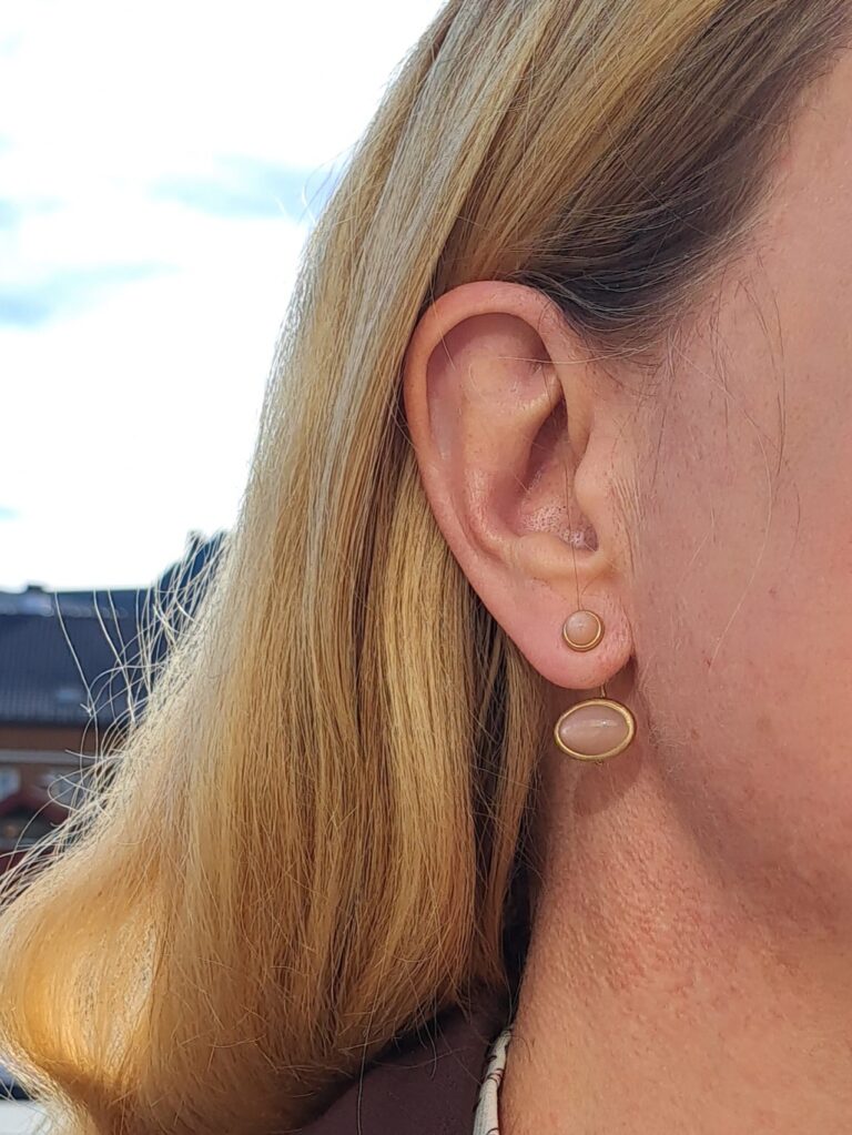 OLE LYNGGAARD COPENHAGEN  Lotus øreanheng til ørepynt i gult gull med blush månesten