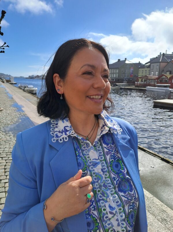 Huldreverket "Tvunnet" armring med Tansanitt og swarovski