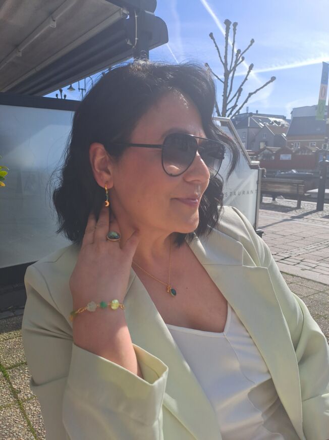 Susanne Friis Bjørner ørering vridd i forgylt sølv med grønn agat