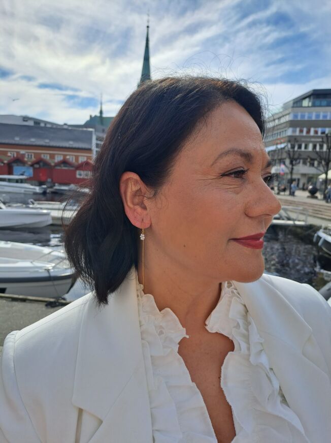 Susanne Friis Bjørner balanseørepynt i forgylt sølv med ferskvannsperleblomst