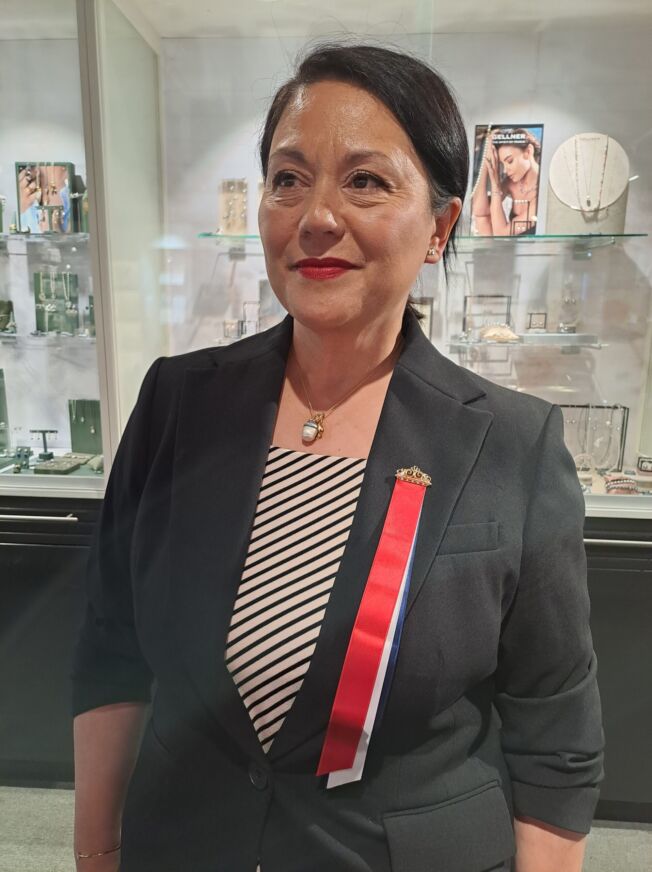 17 mai sløyfe med filigranstopp i forgylt.