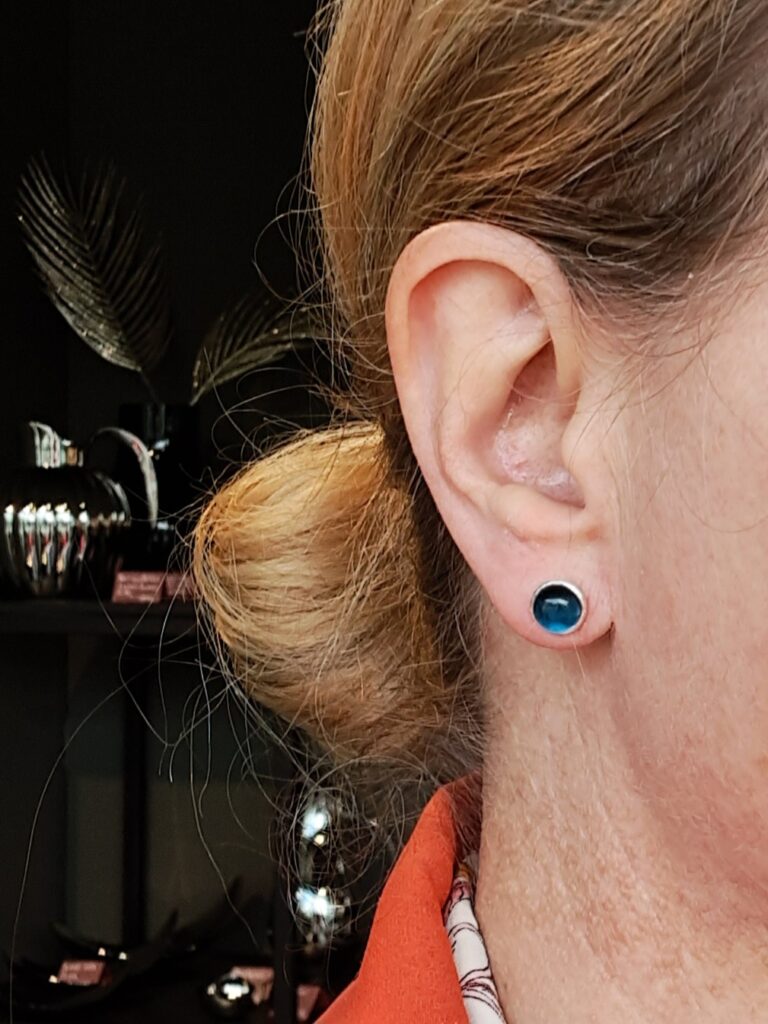 Susanne Friis Bjørner ørepynt i sølv med London blue krystall, rund