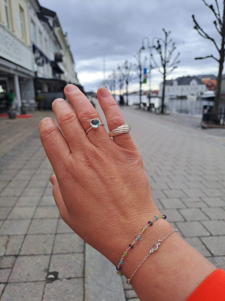 Susanne Friis Bjørner liten ring i sølv med grønn kvarts