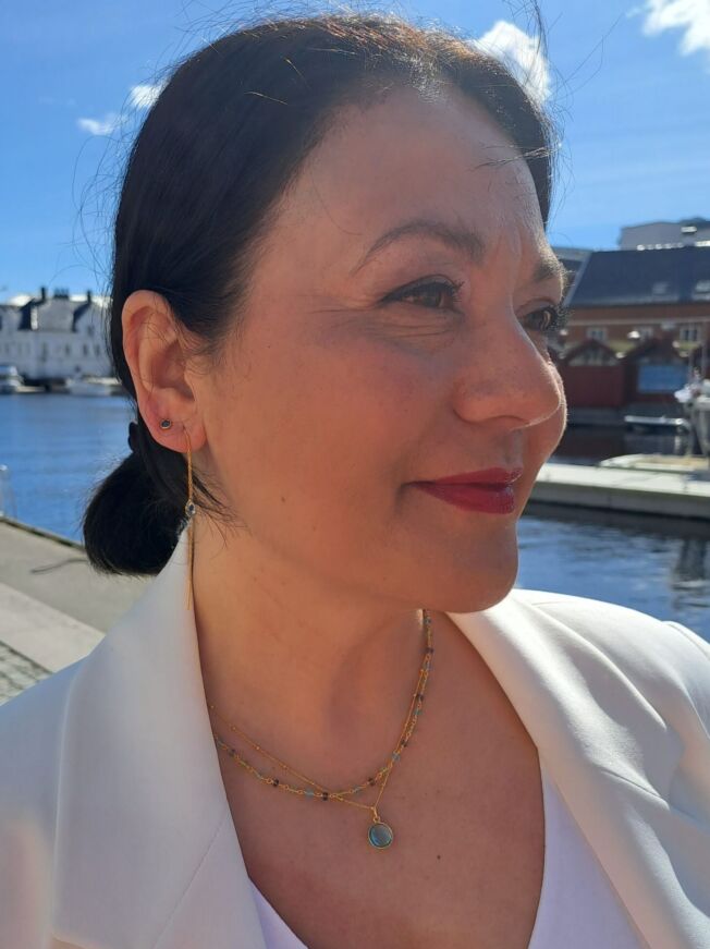 Susanne Friis Bjørner balanseørepynt i forgylt sølv med dråpeformet synt topas