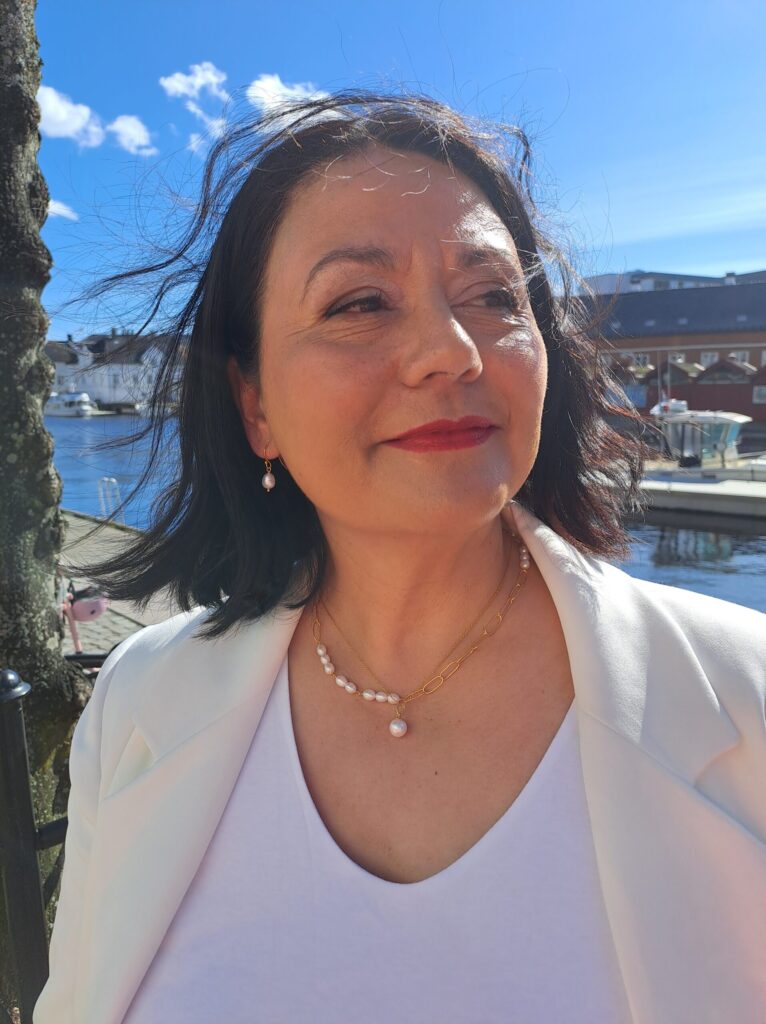 Susanne Friis Bjørner øreheng i forgylt sølv med ferskvannsperle