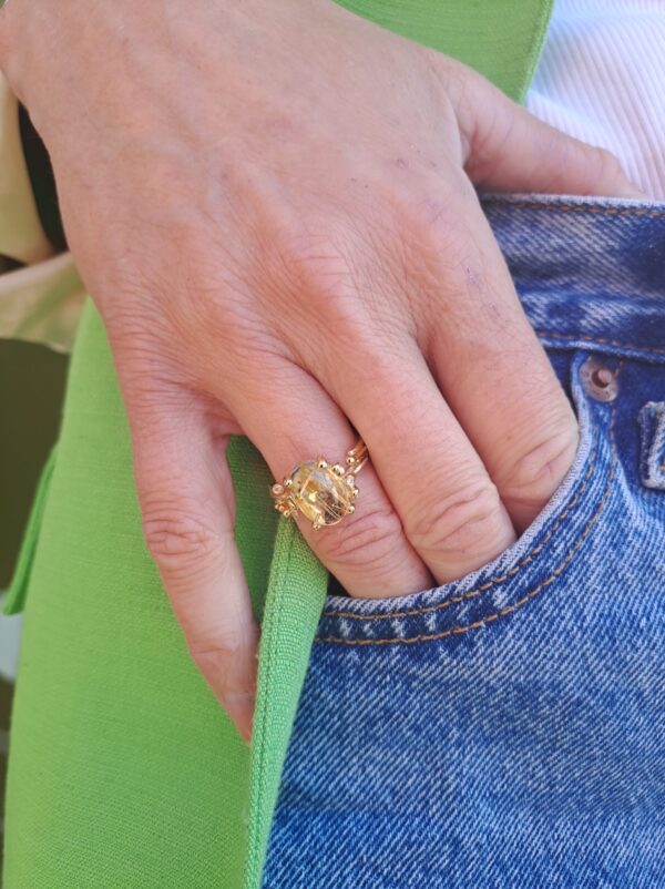 OLE LYNGGAARD COPENHAGEN  BoHo ring small i gult gull med rutilkvarts