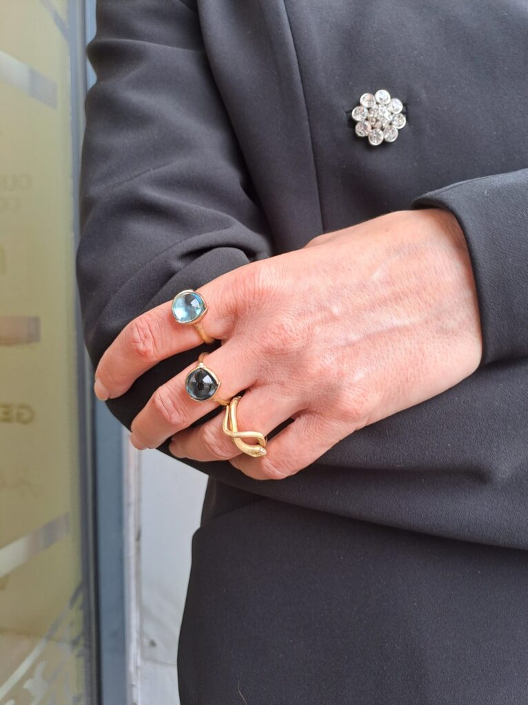 OLE LYNGGAARD COPENHAGEN Lotus ring 2 i gult gull med London Blue topas