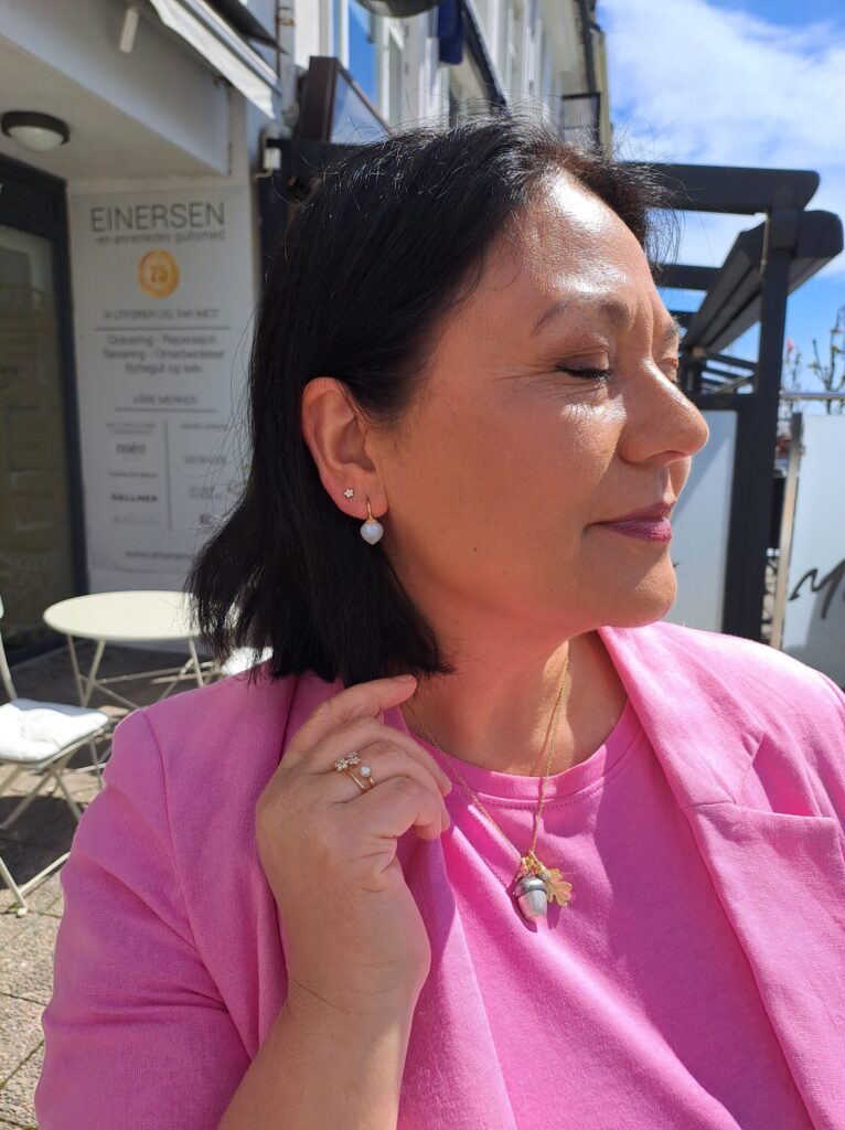 OLE LYNGGAARD COPENHAGEN Dew drops ørepynt i gult gull med hvit månesten