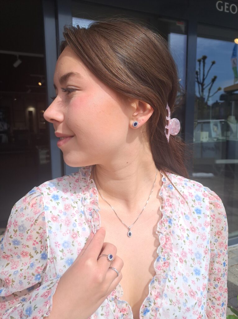 Hvitt gull rosettørepynt med safir og 0,28 ct diamanter