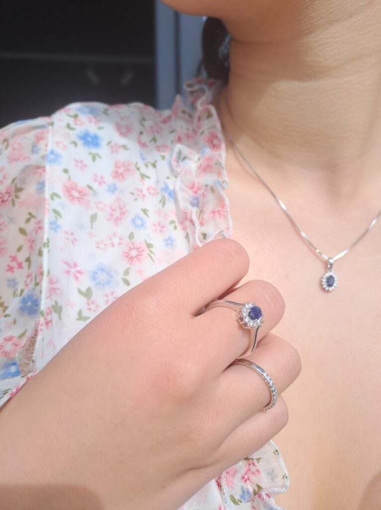 Hvitt gull rosettanheng med safir og diamanter