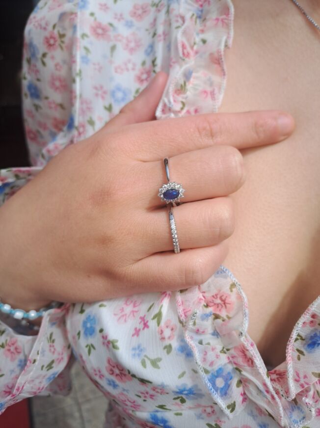 Rosettring i hvitt gull med safir og diamanter, stor