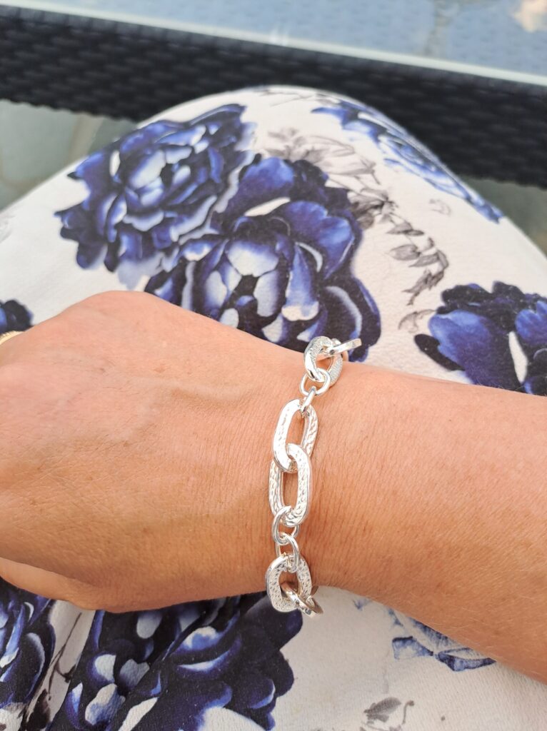 Armbånd i sølv, med hamrede ovale ledd