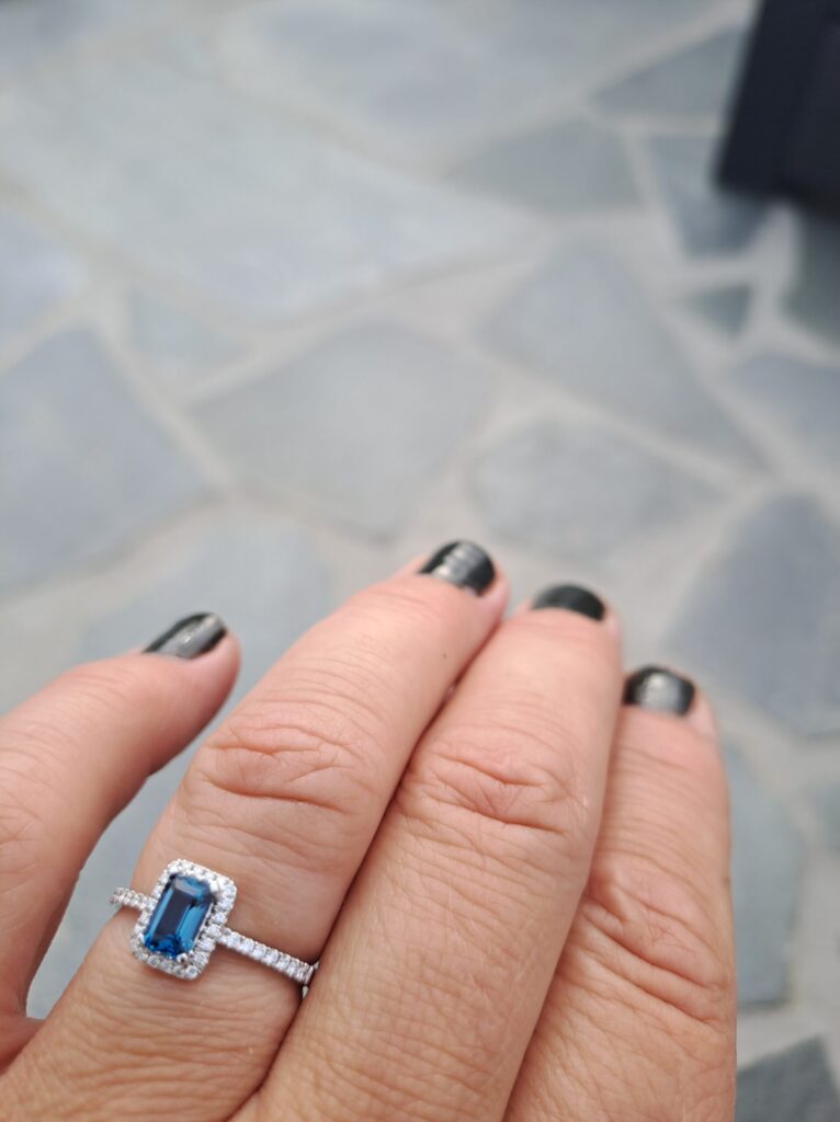 Ring "Galant" i hvitt gull med London blå topas og diamanter