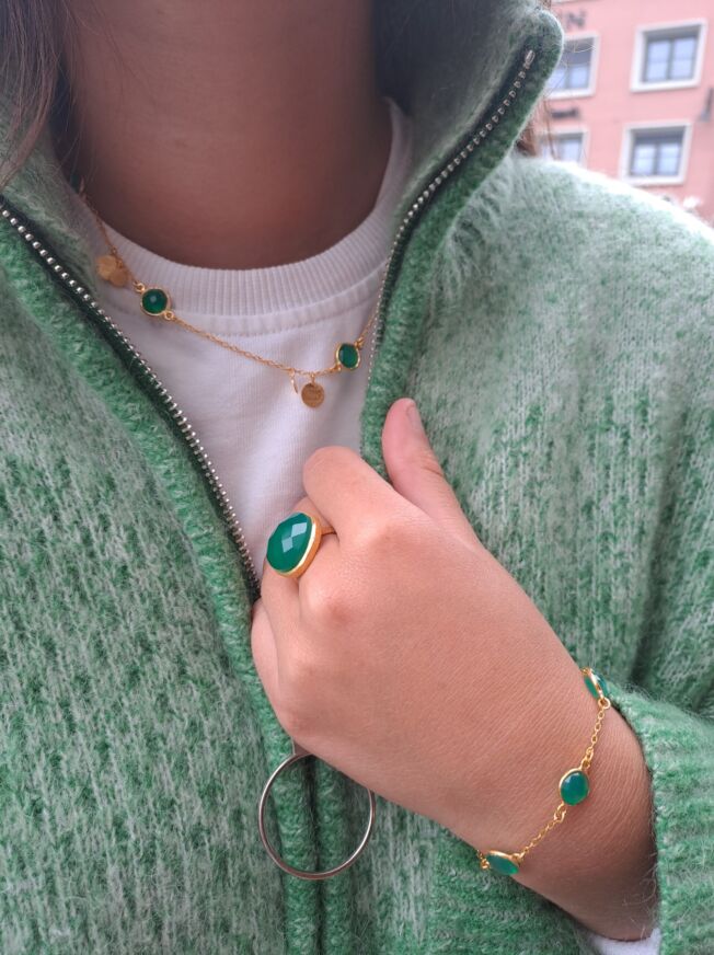 Stor flott ring i forgylt sølv med grønn agat. Armbånd i forgylt sølv med 5 fasettslipte grønne agater. Begge fra Susanne Friis Bjørner.