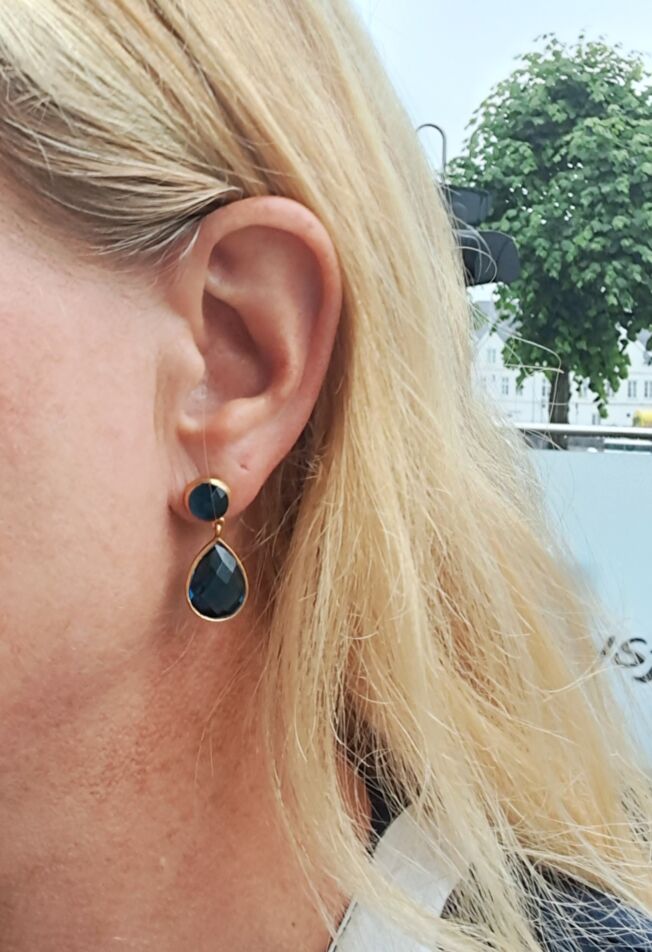 Susanne Friis Bjørner ørepynt i forgylt sølv med London blå krystall
