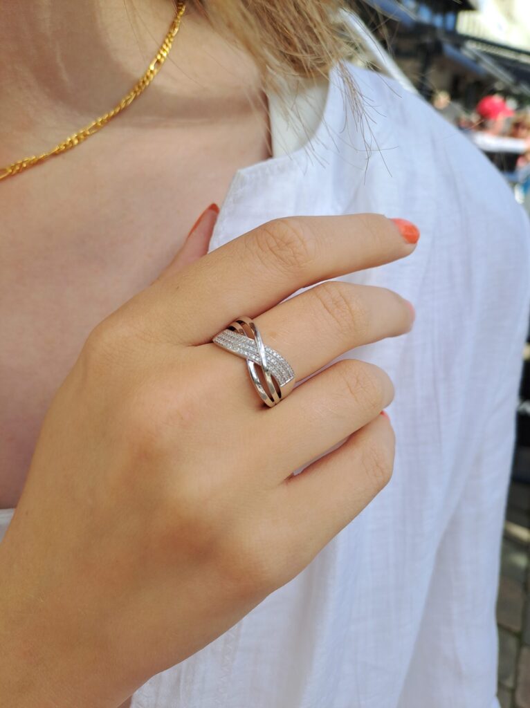 Ring med buer i hvitt gull diamanter 0,15 ct