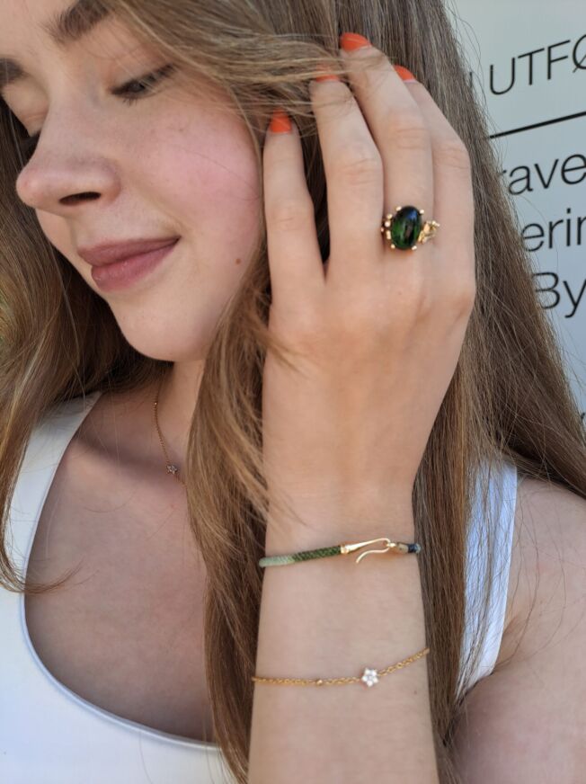 OLE LYNGGAARD COPENHAGEN  BoHo ring small i gult gull med grønn turmalin