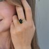 OLE LYNGGAARD COPENHAGEN  BoHo ring small i gult gull med grønn turmalin