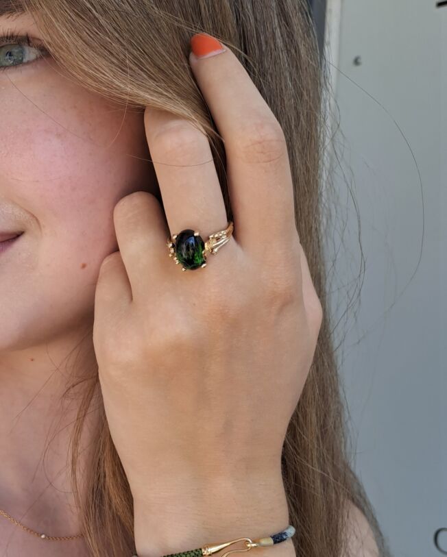 OLE LYNGGAARD COPENHAGEN  BoHo ring small i gult gull med grønn turmalin