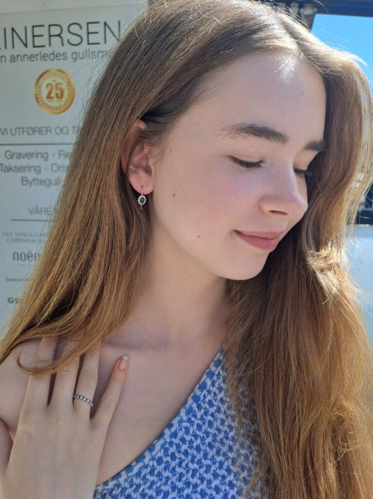 Hvitt gull rosettørepynt med heng safir og 0,20 ct diamanter