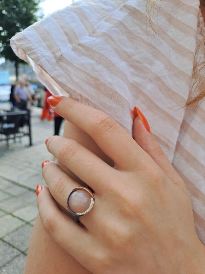OLE LYNGGAARD COPENHAGEN Lotus ring 3 i sølv og gull med blush månesten