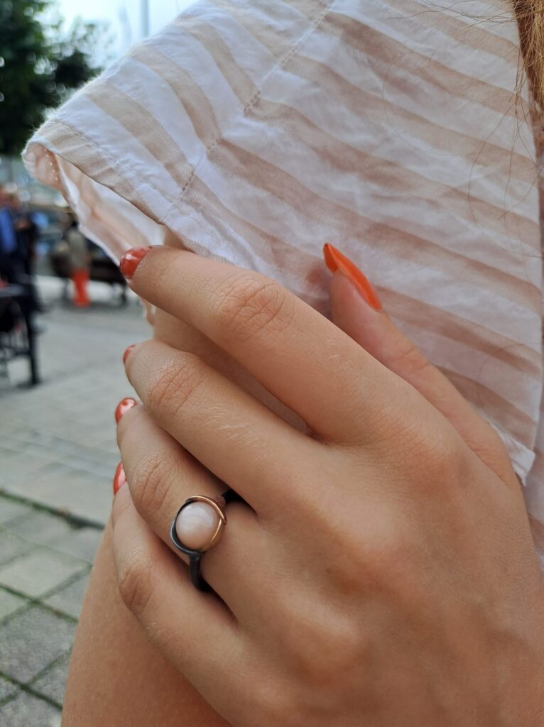 OLE LYNGGAARD COPENHAGEN Lotus ring 1 i sølv og gull med blush månesten