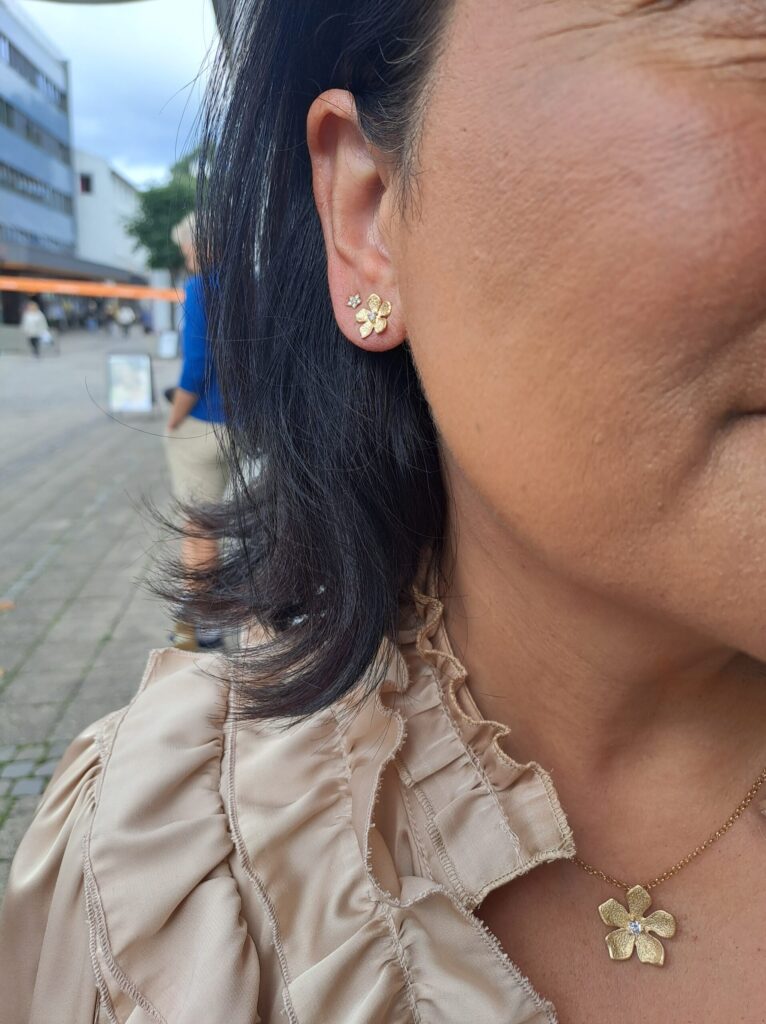Catwalk Exclusive  Stardust Flower ørepynt i forgylt sølv mini