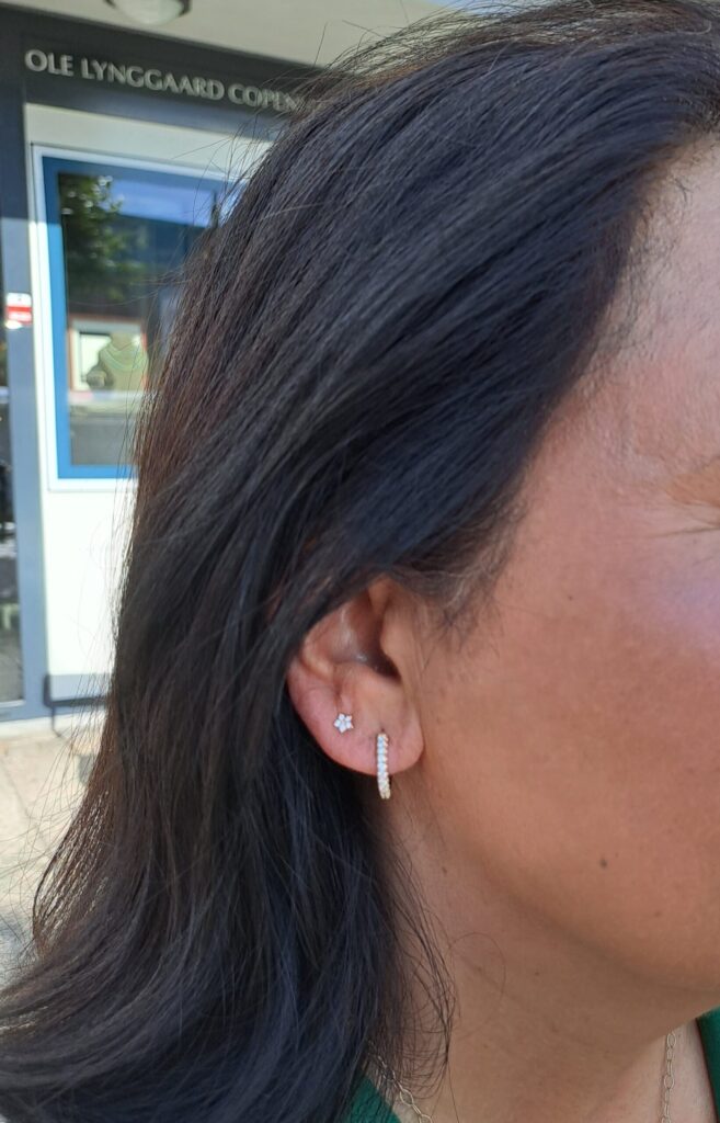 Ørering i gult gull med diamanter