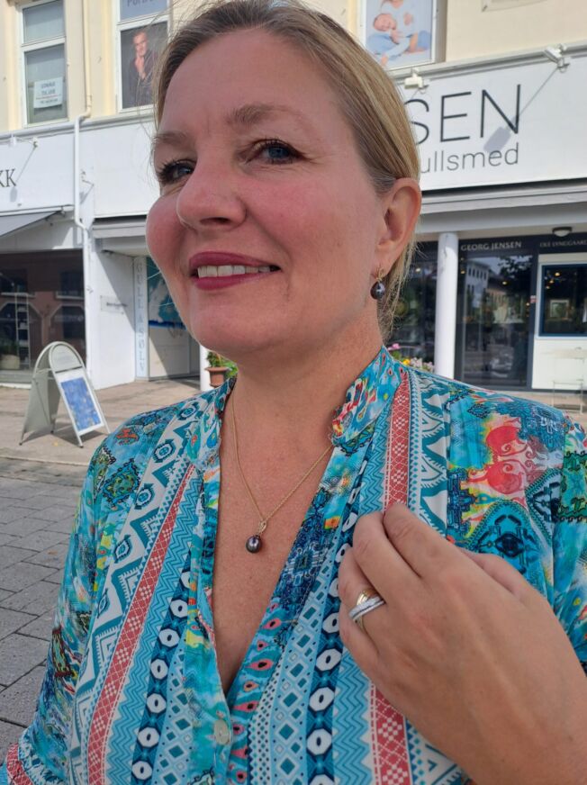 Ørepynt i gult gull med diamanter og Tahitiperle