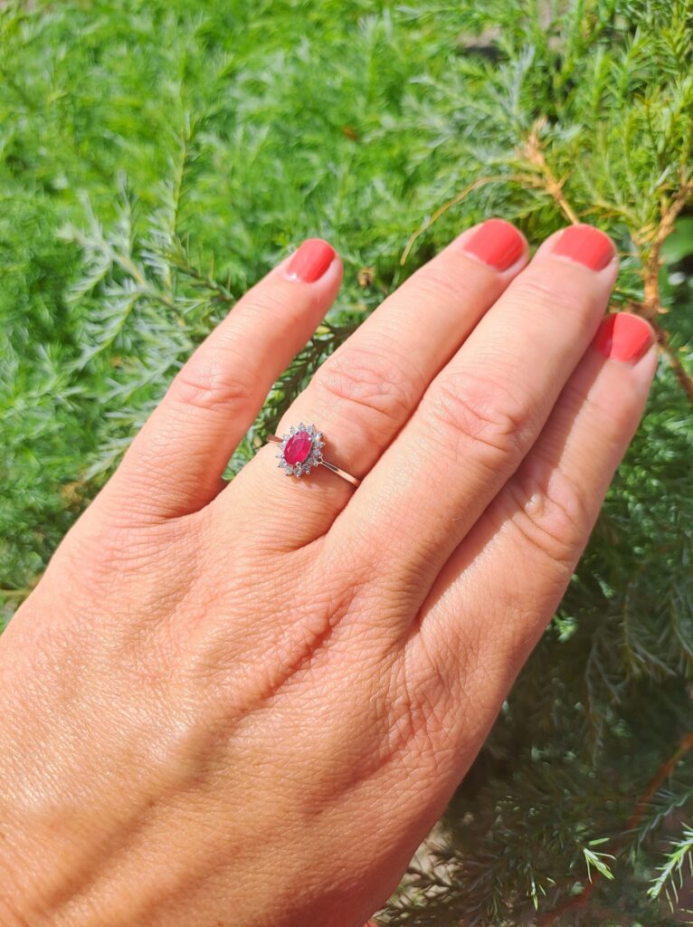 Rosettring i hvitt gull med rubin og diamanter
