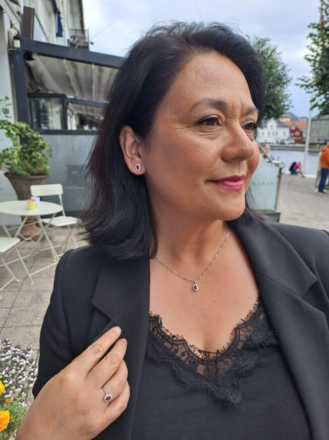 Rosettring i hvitt gull med rubin og diamanter