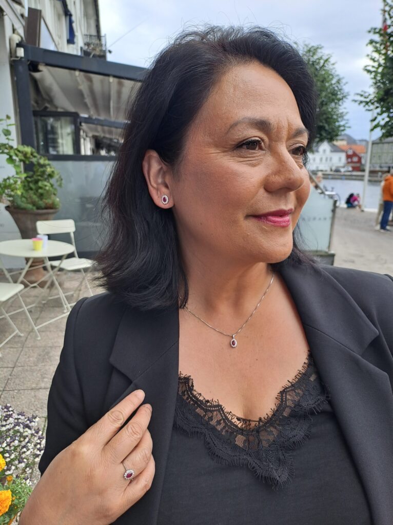 Hvitt gull rosettanheng med rubin og diamanter