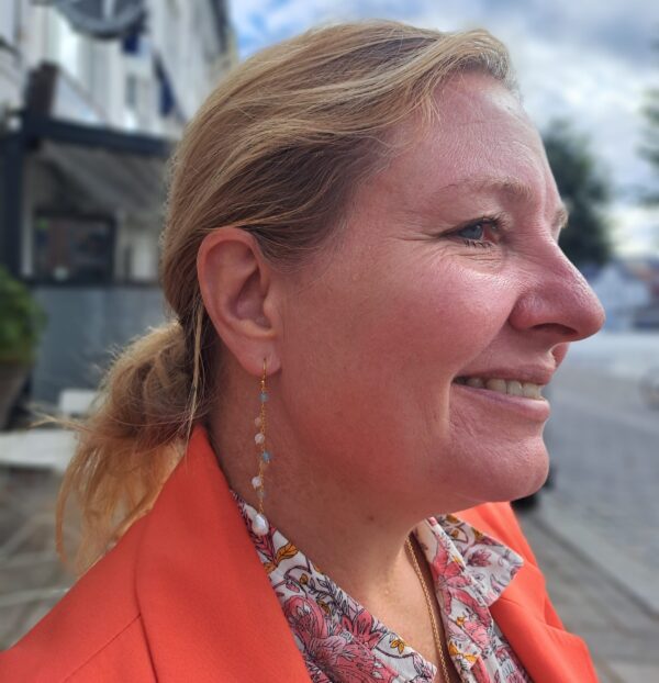 Susanne Friis Bjørner balanseørepynt i forgylt sølv med månestener, akvamarin og ferskvannsperle