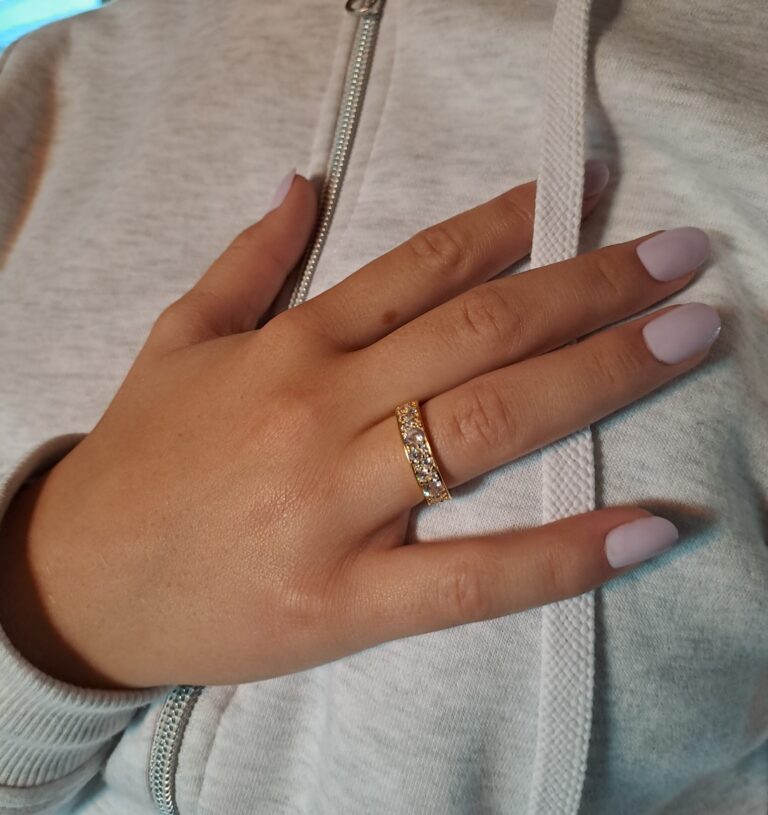 Ring bred i forgylt sølv med c.zirk