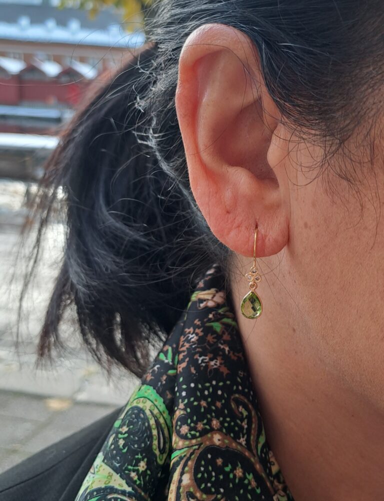Susanne Friis Bjørner gult gull ørepynt med dråpeformet peridot og diamanter
