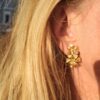 Susanne Friis Bjørner blomst ørepynt i forgylt sølv