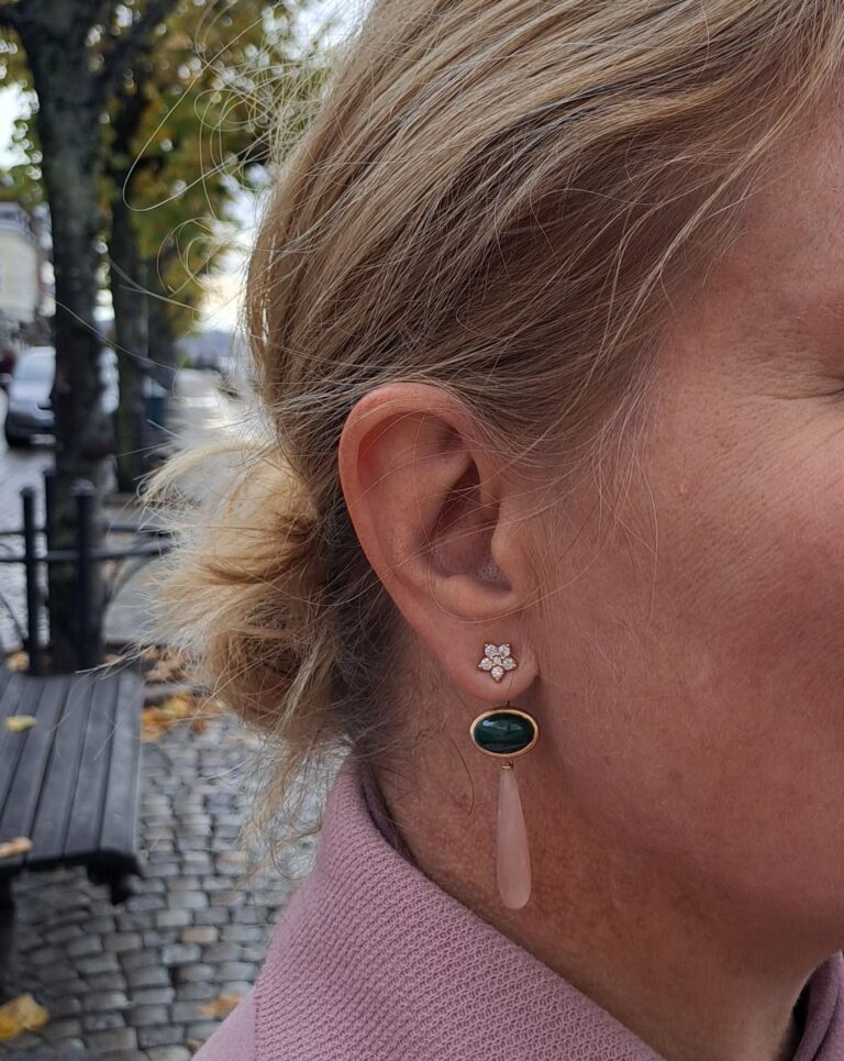 Ørepynt Shooting star stor i gult gull med diamanter, med heng av rutilkvarts, og dråpeformet månesten under. Fra Ole Lynggaard.