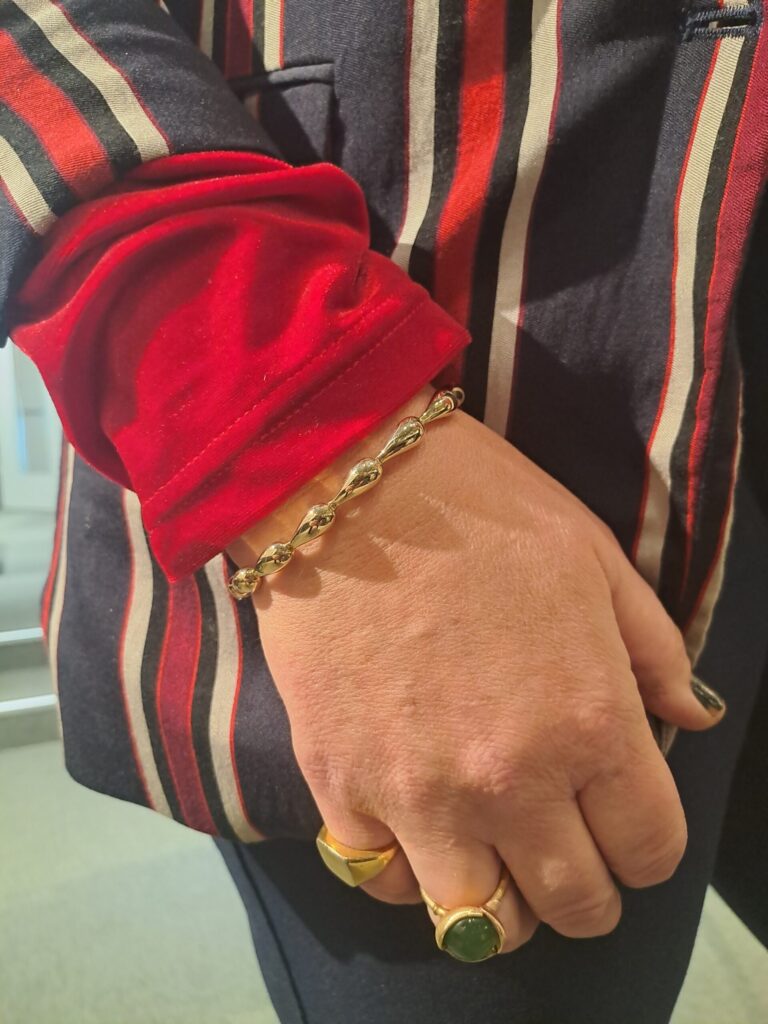 Gult gull armbånd med dråpeformede ledd