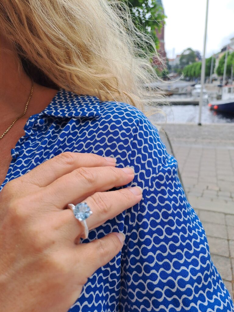 Susanne Friis Bjørner organisk ring i forgylt sølv med topas